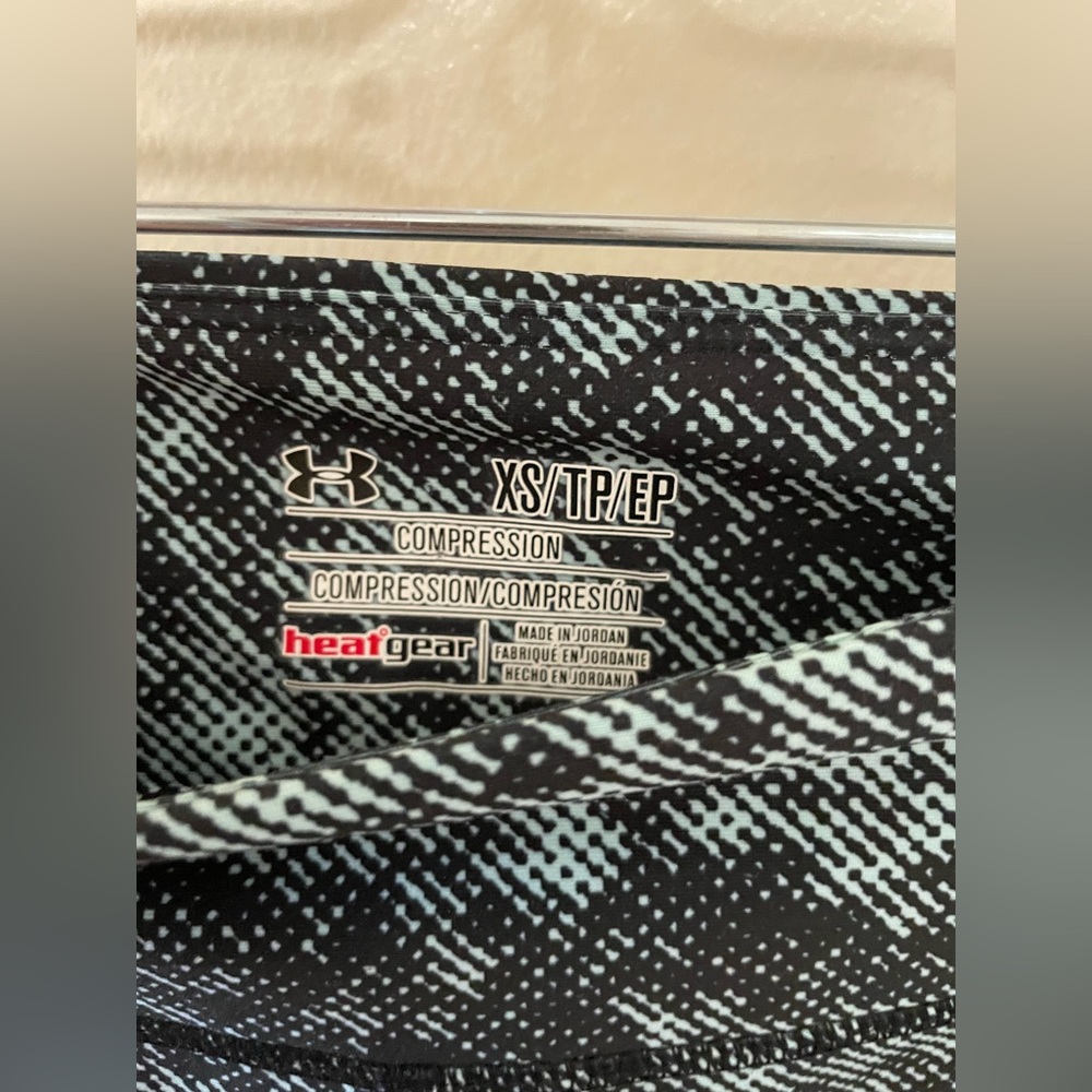 ✨Under Armour Crop Compression Leggings Size XS - Picture 5 of 7